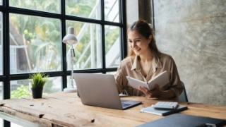 Junge Frau ist am Laptop und fuellt zum erstem Mal ihre Steuererklaerung digital aus.